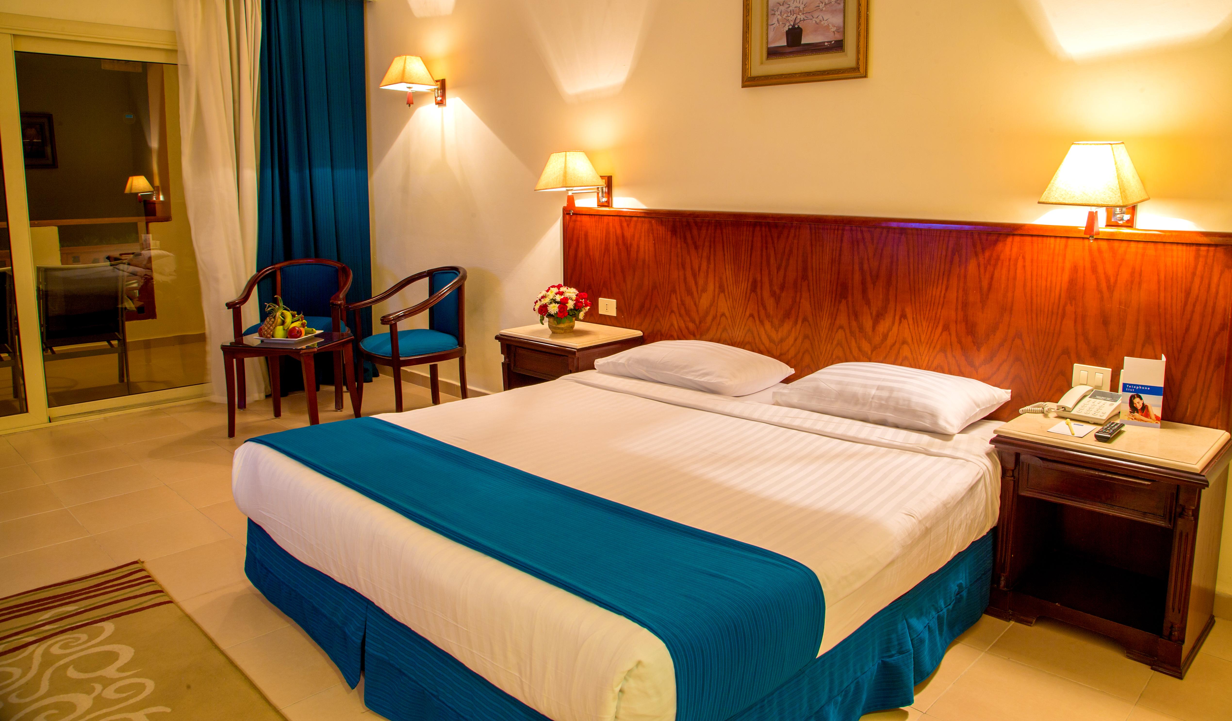 Serenity Alpha Beach - Ex Serenity Makadi Beach Luaran gambar A bedroom in a hotel