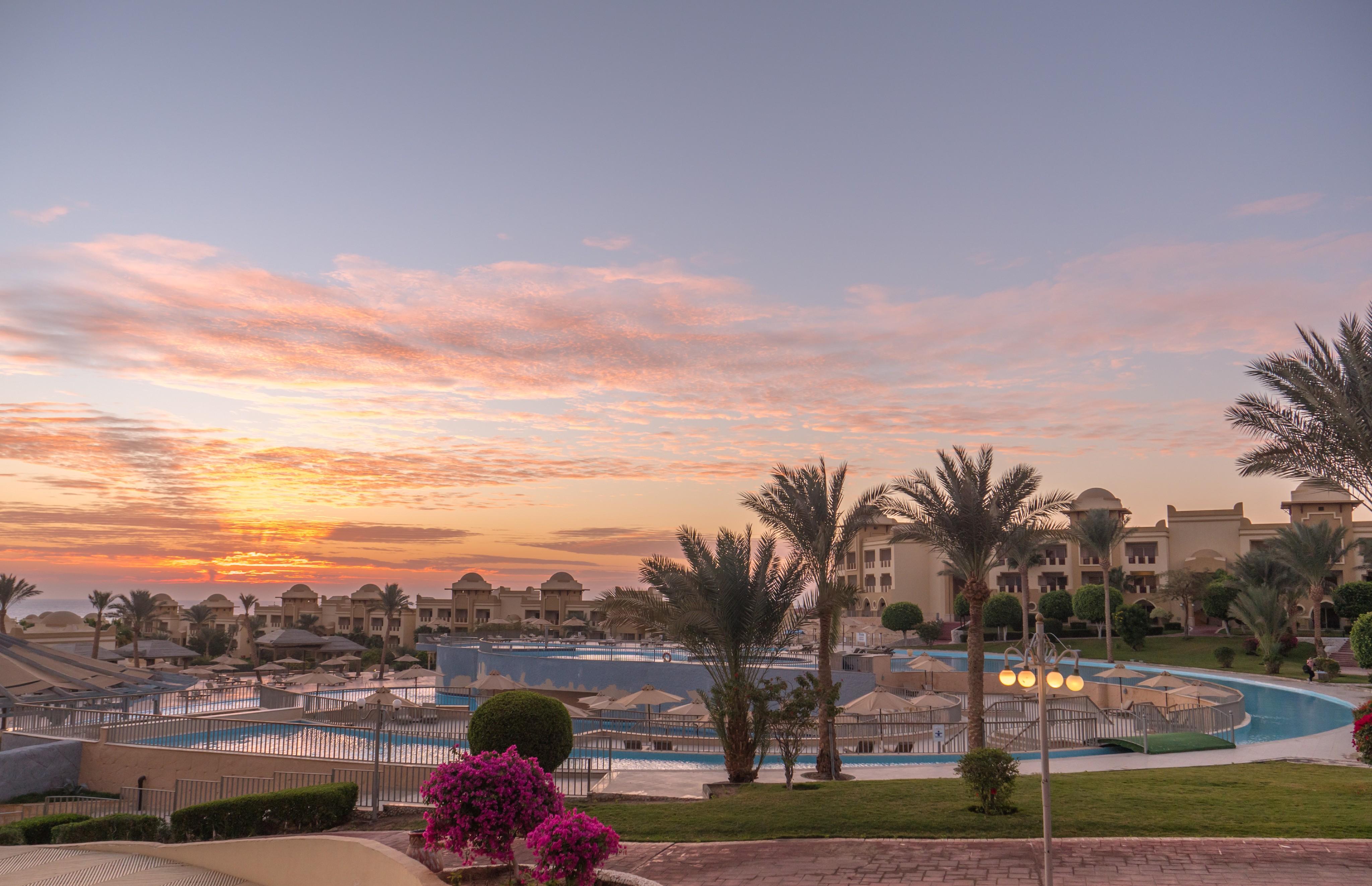 Serenity Alpha Beach - Ex Serenity Makadi Beach Luaran gambar Sunset at the Hilton Hurghada