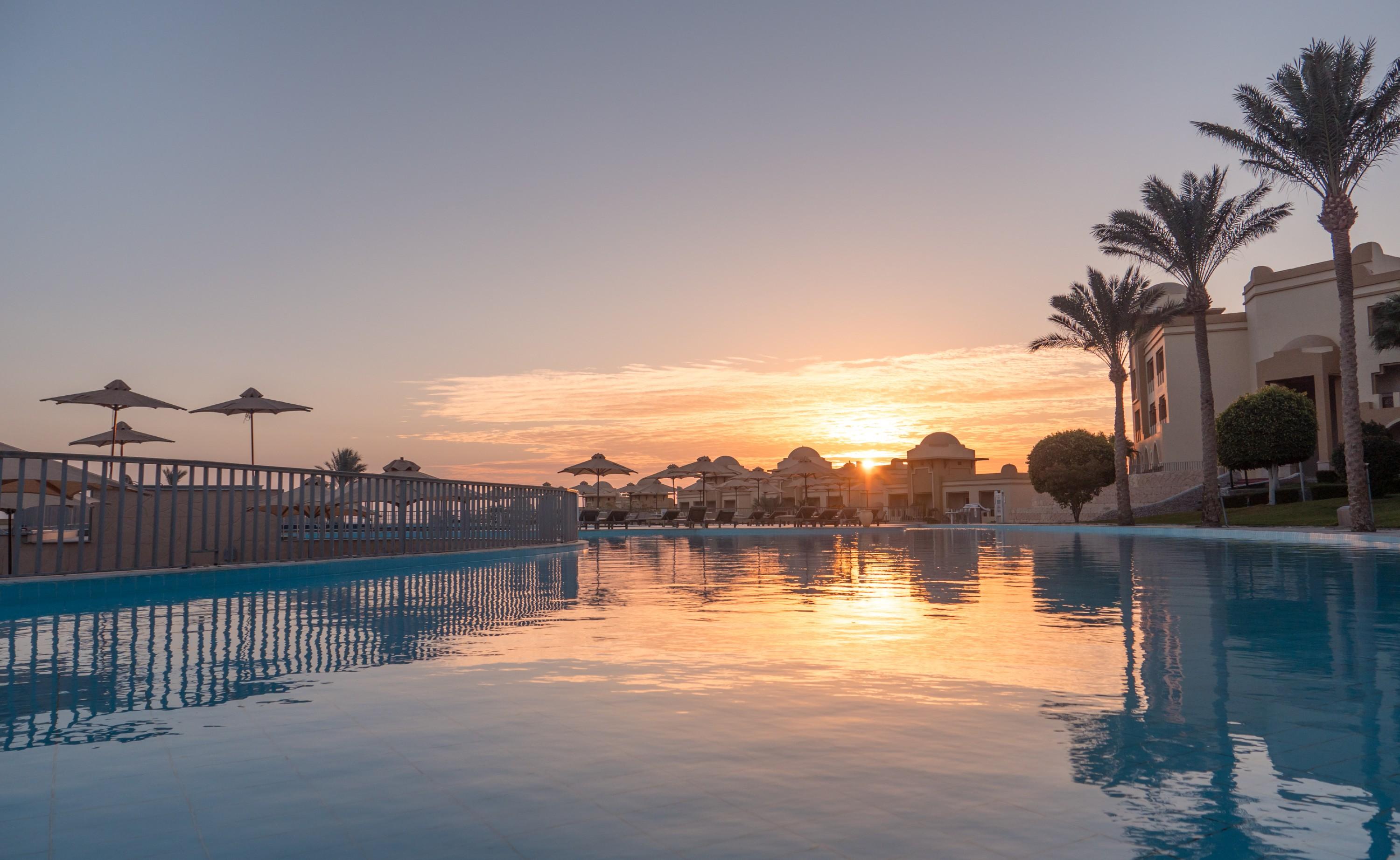Serenity Alpha Beach - Ex Serenity Makadi Beach Luaran gambar Sunset at the pool